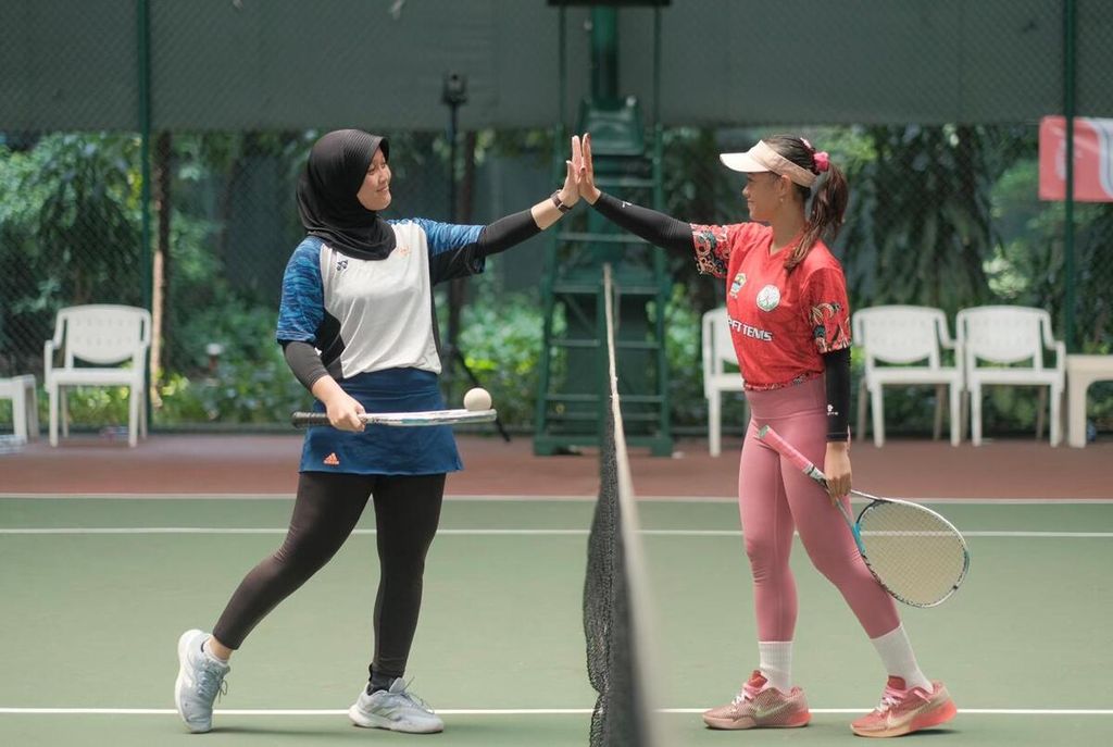 Pemain softenis menjelang bertanding pada ajang Kejuaraan Nasional Softenis 2024 di Jakarta, Kamis (11/7/2024).