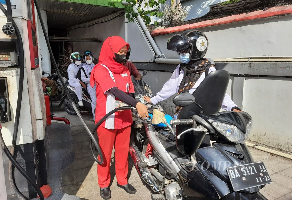  A gas station officer is filling Pertalite gasoline at the Putrasuka Indonusa gas station, North Padang District, Padang, West Sumatra, Tuesday (5/4/2022). The increase in Pertamax gasoline to Rp 12,750 per liter from Rp 9,200 per liter since early April has made some drivers switch to Pertalite, which is much cheaper at Rp 7,650 per liter. 
