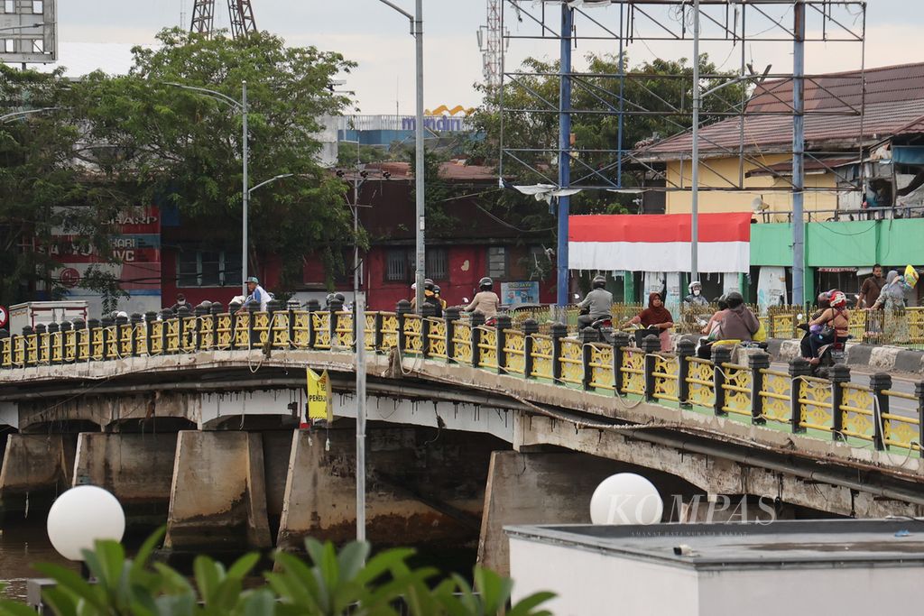 Warga menyeberangi Jembatan Antasari di atas Sungai Martapura, Kota Banjarmasin, Kalimantan Selatan, Senin (29/8/2022). Kota Banjarmasin berpenduduk lebih dari 662.230 jiwa.