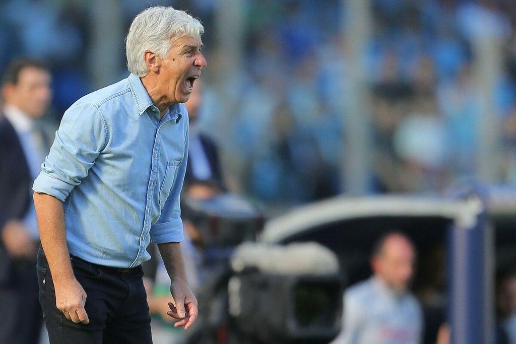 Pelatih Atalanta Gian Piero Gasperini memberi instruksi saat pertandingan Liga Italia antara Napoli dan Atalanta di Stadion Diego Armando Maradona, Naples, Italia, Minggu (3/11/2024). Atalanta mengalahkan Napoli dengan skor 3-0.