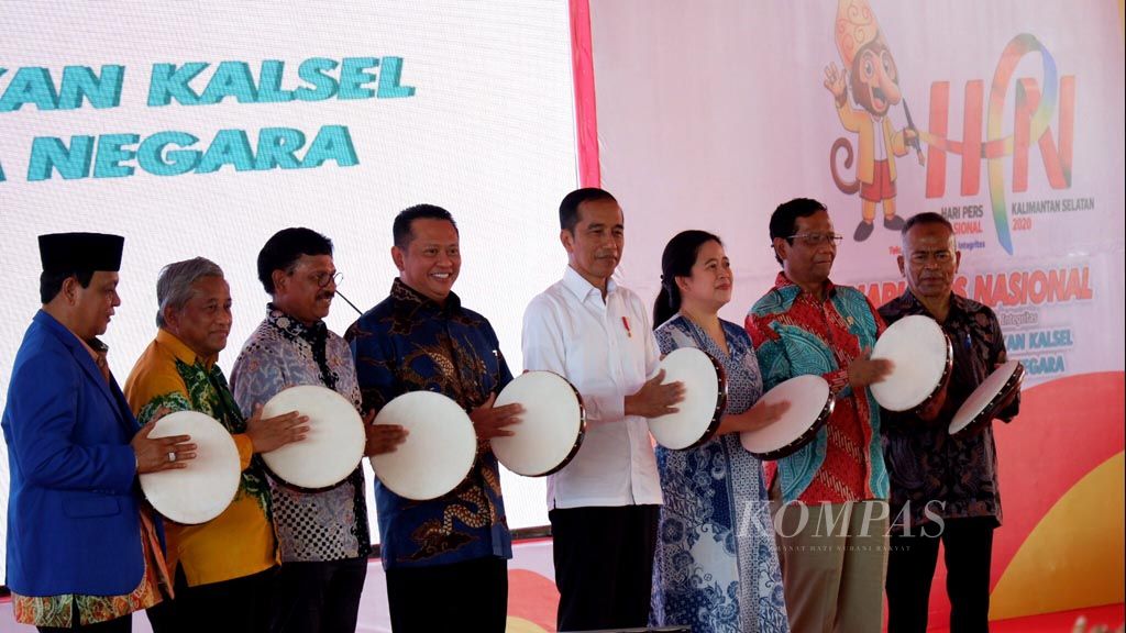 Pemukulan rebana menandai perayaan Hari Pers Nasional (HPN) 2020 bersama Presiden Joko Widodo di Banjarbaru, Kalimantan Selatan, Sabtu (8/2/2020). HPN 2020 mengusung tema Pers Menggelorakan Kalimantan Selatan Gerbang Ibu Kota Negara.
