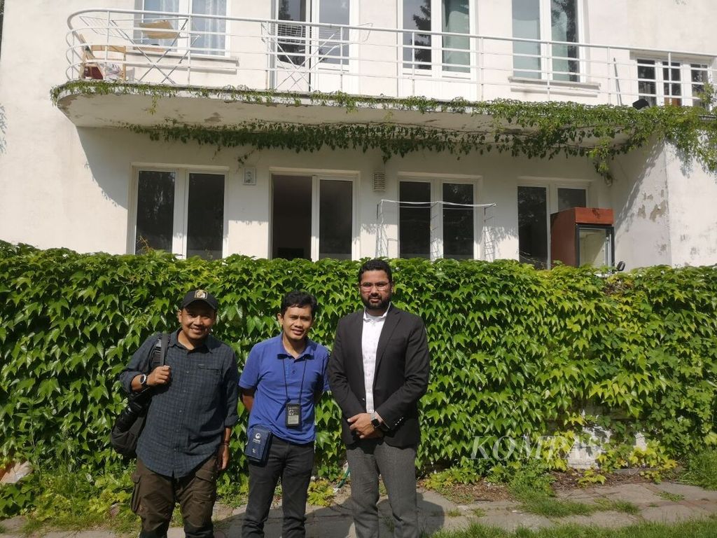 Wartawan <i>Kompas, </i>Harry Susilo dan Kris Mada, berfoto bersama Usman Iftikhar saat ditemui di Warsawa, Polandia.