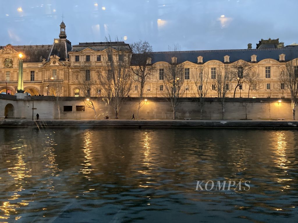 Pemandangan salah satu sudut kota Paris di tepian Sungai Seine, difoto dari balik jendela kaca perahu wisata Bateau Parisien, Kamis (23/2/2023). 