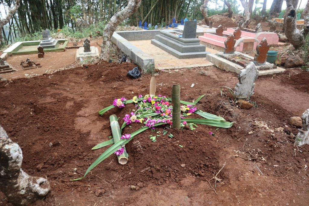 Potret makam Dea Rizky (12) di Desa Sukasari, Kecamatan Cikijing, Kabupaten Majalengka, Jawa Barat, Sabtu (16/10/2021). Dea merupakan salah satu dari 11 siswa MTs Harapan Baru yang meninggal dunia akibat susur sungai di Kabupaten Ciamis, Jabar.