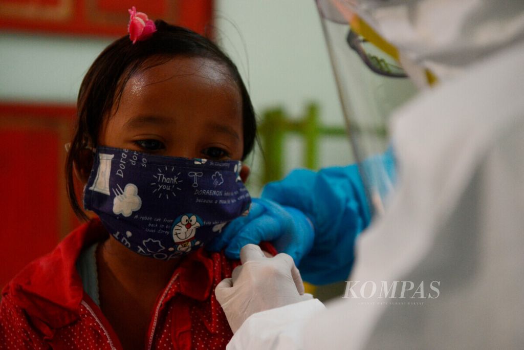 Salah satu anak mendapatkan imunisasi di TK Kencana, Karangayu, Kota Semarang, Jawa Tengah, Rabu (18/11/2020). Kegiatan tersebut merupakan bagian dari program bulan imunisasi anak sekolah yang dilakukan secara serentak.