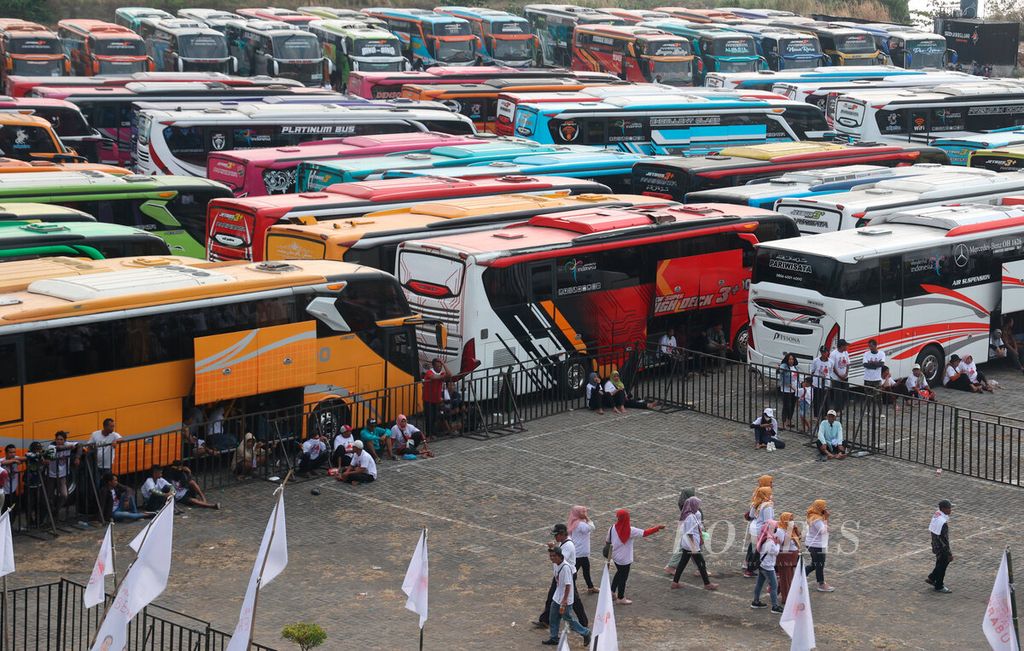 Armada bus yang membawa massa dari sejumlah daerah di Jawa Tengah untuk menghadiri deklarasi sukarelawan Prabowo Budiman (Prabu) di Marina, Kota Semarang, Jawa Tengah, Jumat (18/8/2023). 