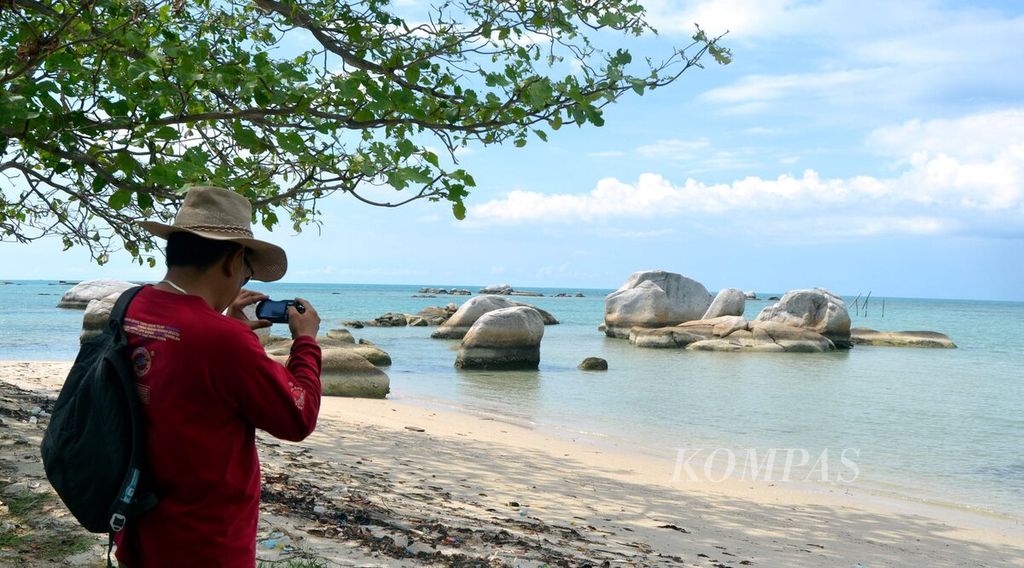 One side of Seliu Island on the western coast of Belitung, Bangka Belitung Islands. Tourists have been focused on attractions on the southern coast of Belitung. However, the island also has many other tourist attractions, such as on Seliu Island.
