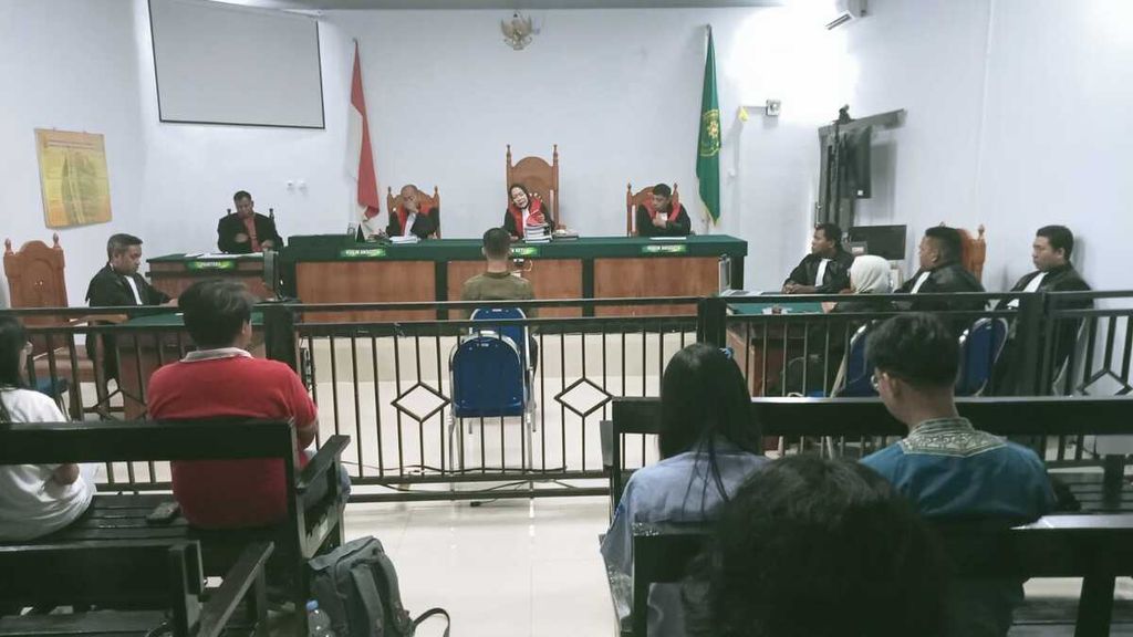 Suasana sidang AP, terdakwa kasus kekerasan seksual terhadap dua adiknya, di Pengadilan Negeri Baubau, Sulawesi Tenggara, Jumat (27/10/2023). 