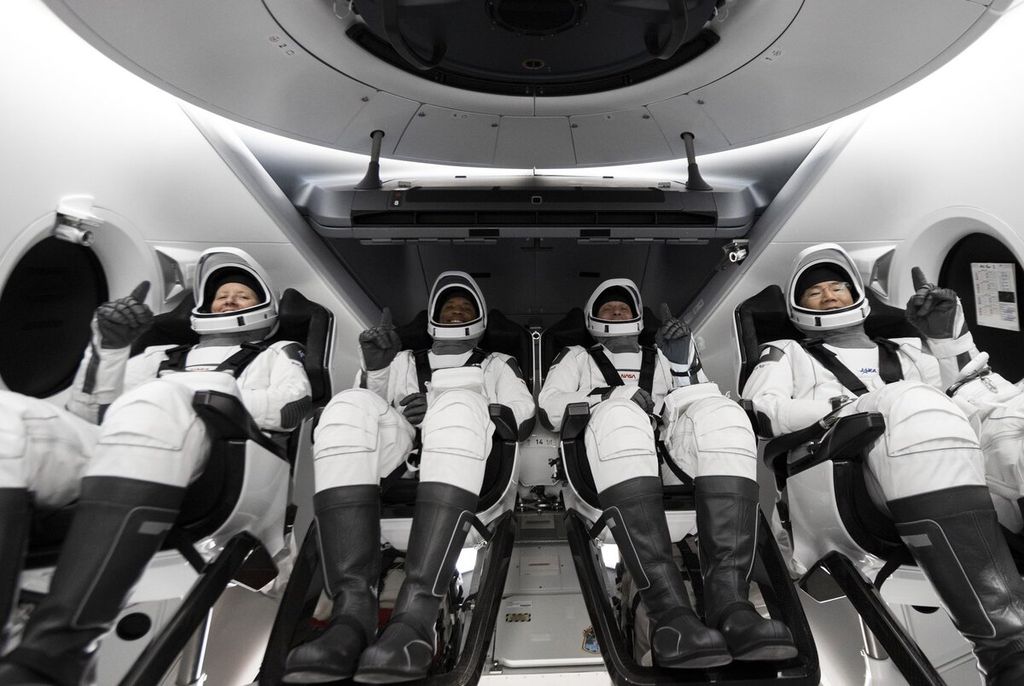 Keempat antariksawan yang menjadi penumpang perdana beroperasinya secara penuh wahana Crew Dragon milik SpaceX duduk dalam kapsul bersiap diluncurkan. Mereka diluncurkan dari Bandar Antariksa Kennedy, Florida, Amerika Serikat, Minggu (15/11/2020) malam waktu setempat, dan tinggal di ISS untuk melakukan sejumlah riset.
