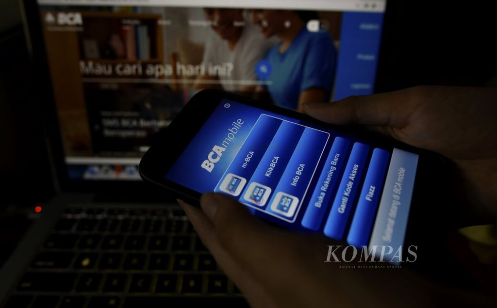Nasabah menggunakan aplikasi mobile banking BCA di Jakarta, Senin (12/7/2021). Industri perbankan digital saat ini terus berkembang. Salah satu anak usaha PT Bank Central Asia Tbk, yaitu PT Bank Digital BCA, berencana melakukan penawaran umum saham perdana (IPO) dalam kurun waktu satu atau dua tahun ke depan. 
