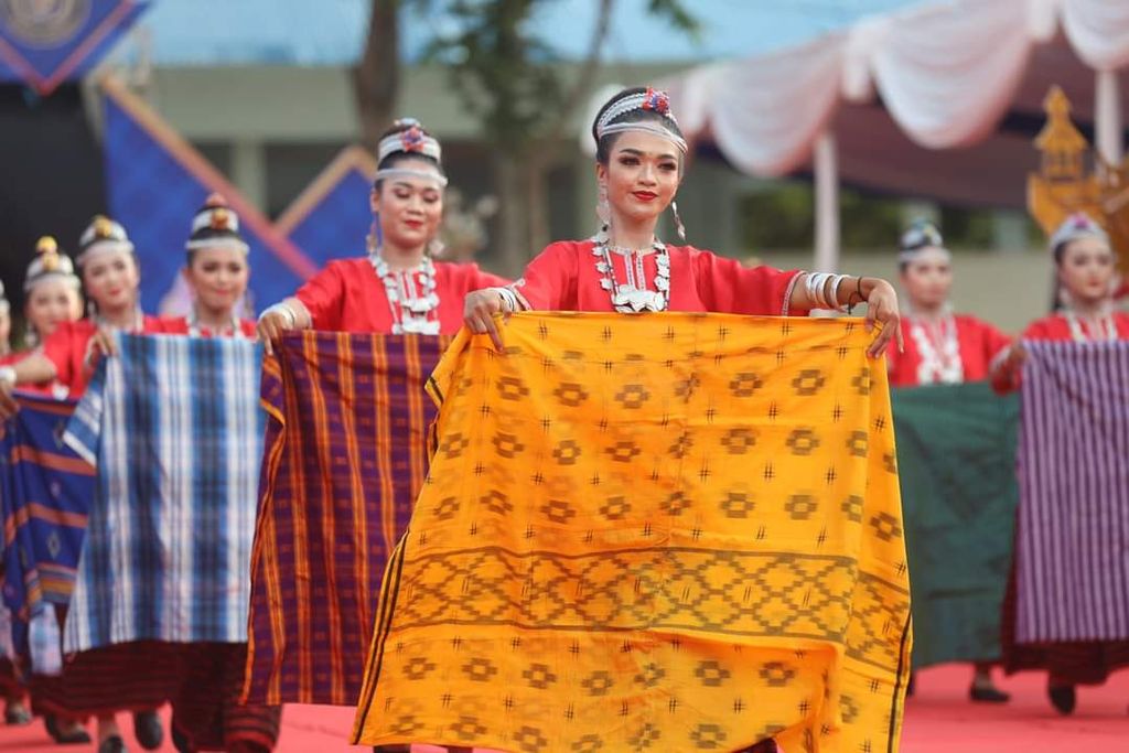 Sejumlah tenun lokal ditampilkan dalam kegiatan Sultra Tenun Karnaval di Sulawesi Tenggara, Desember 2022 lalu. Kegiatan tahunan ini ditujukan mengenalkan dan mempertahankan budaya hingga mendongkrak pariwisata di wilayah ini.