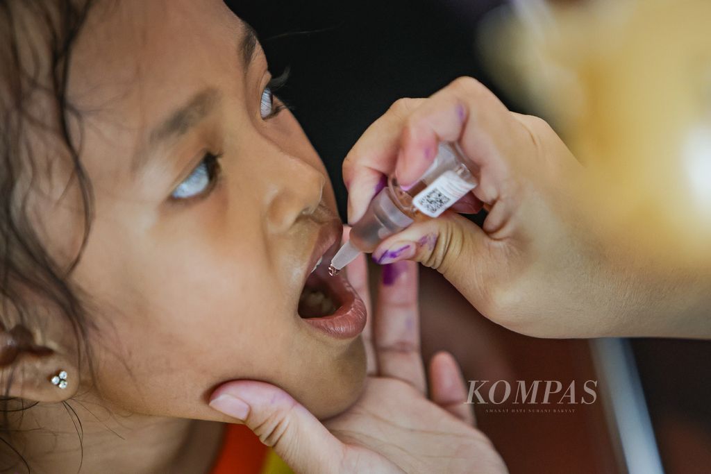 Tenaga kesehatan memberikan vaksin polio kepada anak di RPTRA Kenanga, Cideng, Jakarta Pusat, Selasa (23/7/2024). Kementerian Kesehatan menggelar Pekan Imunisasi Nasional Polio 2024 tahap kedua secara serentak di 27 provinsi di Indonesia. Sampai saat ini, sebanyak 32 provinsi dan 399 kabupaten/kota di Indonesia masuk dalam kategori risiko tinggi polio.