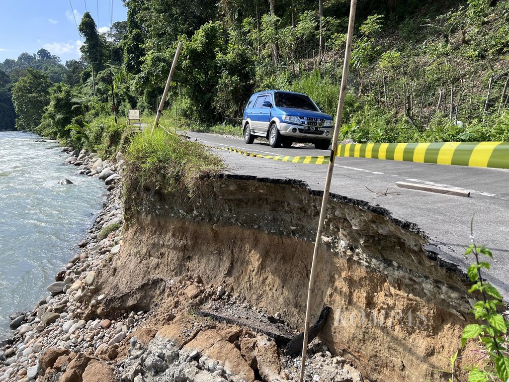 Salah satu ruas jalan di Sabbang, Luwu Utara, Sulawesi Selatan, yang tergerus, Minggu (3/7/2022). Kondisi ini banyak terdapat di jalan poros Masamba-Seko.