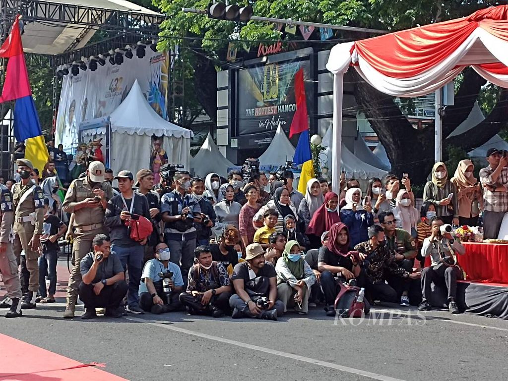 Wartawan bertugas meliput Karnaval kebudayaan dan pergelaran multietnis dilaksanakan di kawasan Kesawan dan Lapangan Merdeka Medan, Sumatera Utara, Jumat (1/7/2022).