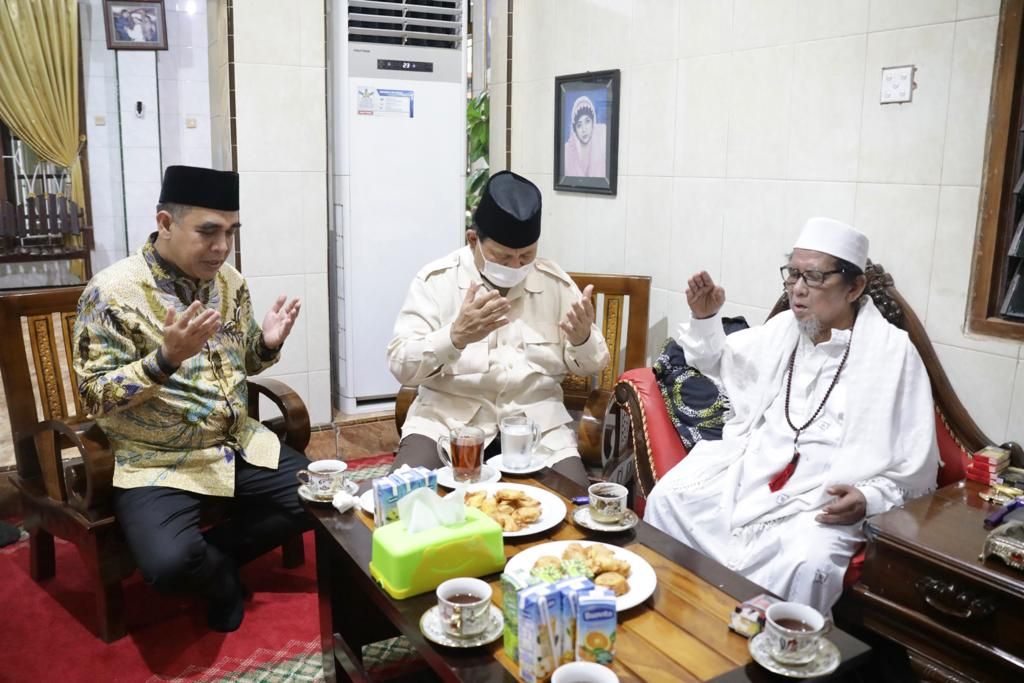 Menteri Pertahanan Prabowo Subianto yang juga Ketua Umum Partai Gerindra bersilaturahmi dengan sejumlah tokoh agama di Surabaya, Jawa Timur, Selasa (3/5/2022). Dalam kunjungan itu, Prabowo ditemani Sekretaris Jenderal Partai Gerindra Ahmad Muzani.