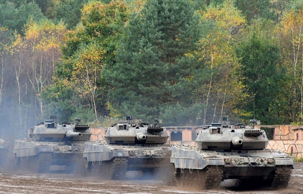 Tank-tank Leopard milik angkatan bersenjata Jerman dalam latihan di Munster, Jerman, pada Oktober 2017. Ukraina meminta tank itu. Sampai sekarang, Jerman belum mengizinkan tank itu dikirimkan ke Ukraina. 
