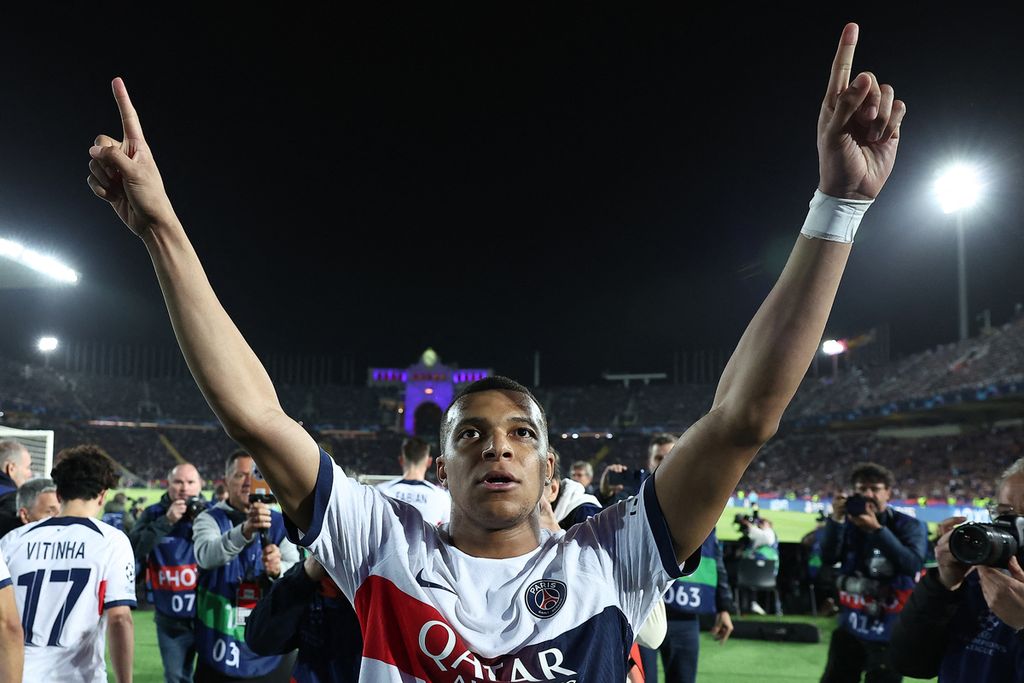 PSG striker Kylian Mbappe celebrated his first goal against Barcelona in front of the PSG supporters' stand during the quarter-finals of the Champions League match, on Wednesday (17/4/2024) at the Lluis Companys Olympic Stadium. The goal was the result of a penalty kick.