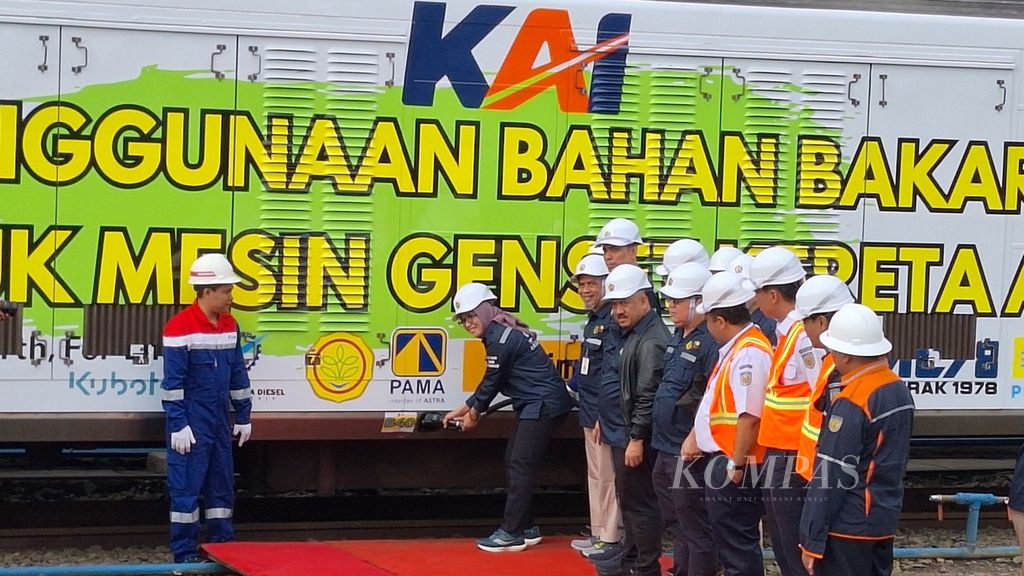 Direktur Jenderal Energi Baru Terbarukan dan Konservasi Energi Kementerian ESDM Eniya Listiani Dewi (kedua dari kiri) mengisi biodiesel B40 ke rangkaian mesin genset KA Bogowonto di Stasiun Lempuyangan, Yogyakarta, Senin (22/7/2024).