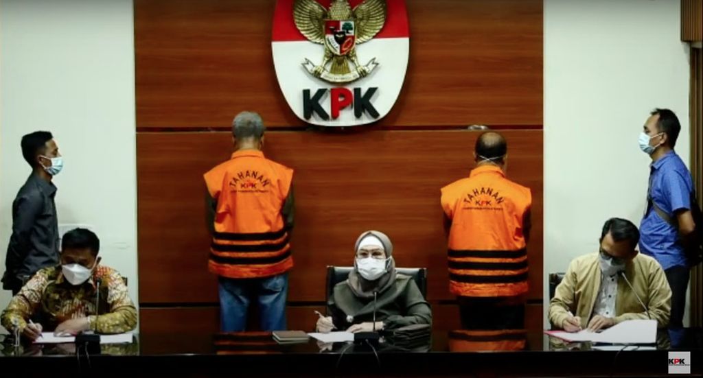 Wakil Ketua KPK Lili Pintauli Siregar memberikan keterangan kepada wartawan terkait penahanan dua tersangka kasus korupsi KTP-el, di Gedung KPK, Jakarta, Kamis (3/2/2022).