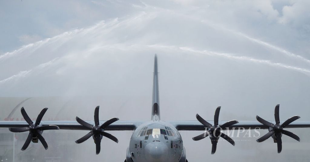 Pesawat C-130J-30 Super Hercules A-1339 TNI AU saat disambut dengan tradisi "water salute" di Landasan Udara Halim Perdanakusuma, Jakarta, Senin (6/3/2023). 