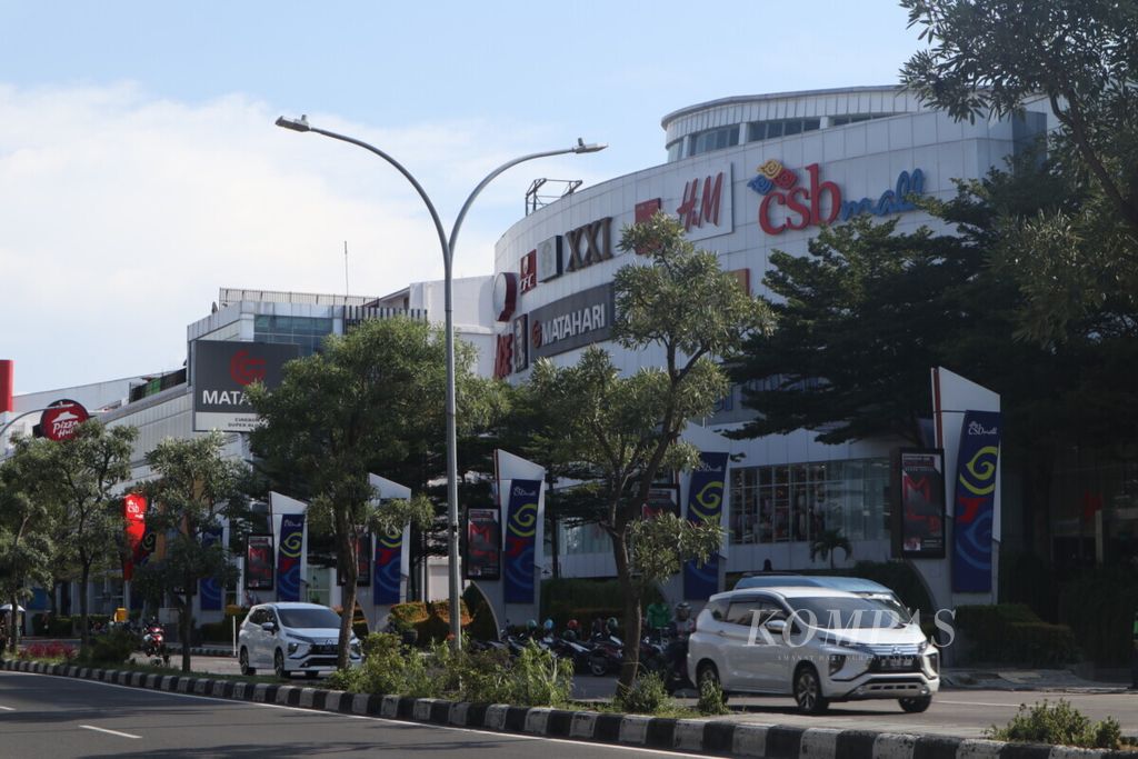 Potret pusat perbelanjaan di Jalan Cipto Mangunkusumo, Kota Cirebon, Jawa Barat, Jumat (27/3/2020). Meskipun sepi akibat Covid-19, pusat perbelanjaan di Kota Cirebon masih beroperasi.