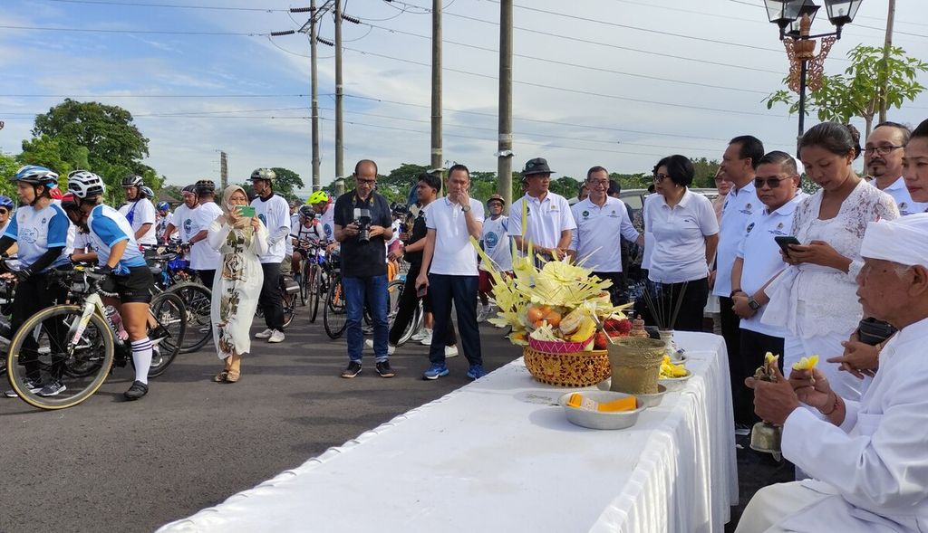 Kementerian Lingkungan Hidup dan Kehutanan menggelar tur bersepeda Bali-Jakarta  dalam rangkaian memperingati Hari Peduli Sampah Nasional 2023. Suasana menjelang pelepasan tim pesepeda Jelajah Bersih Negeri di kawasan Tahura Ngurah Rai, Kota Denpasar, Bali, Rabu (8/2/2023).