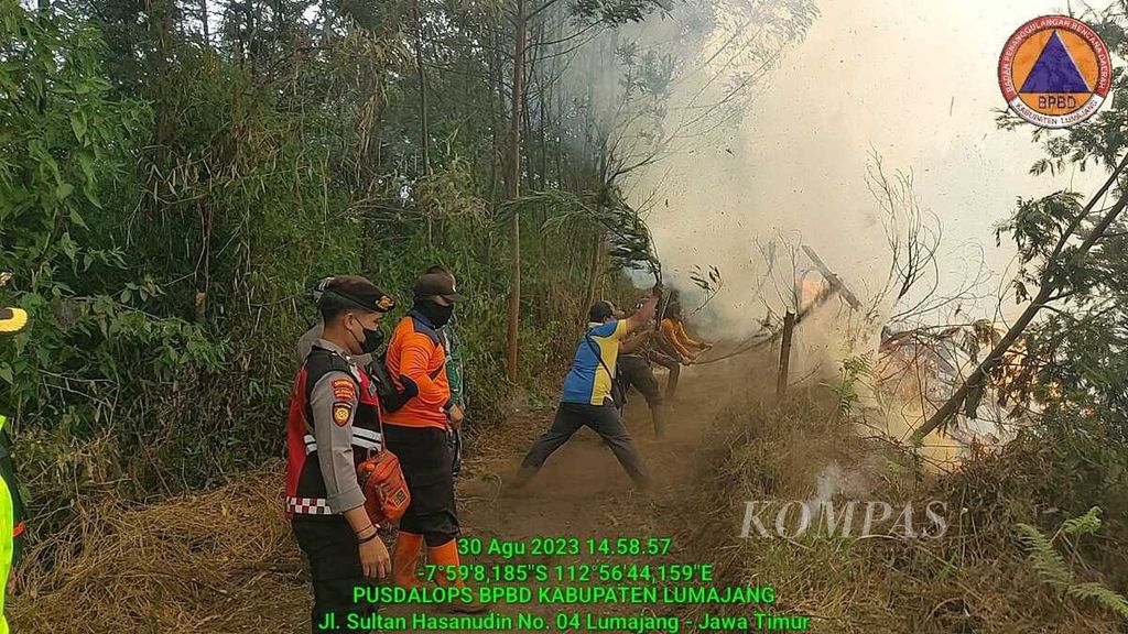 Pemadaman api di jalur sekitar Bantengan, Ranupani, Lumajang, Jawa Timur, Rabu (30/8/2023). Kebakaran di kawasan Taman Nasional Bromo Tengger Semeru tersebut hingga saat ini masih berlangsung dan terus berusaha dipadamkan oleh tim gabungan. 