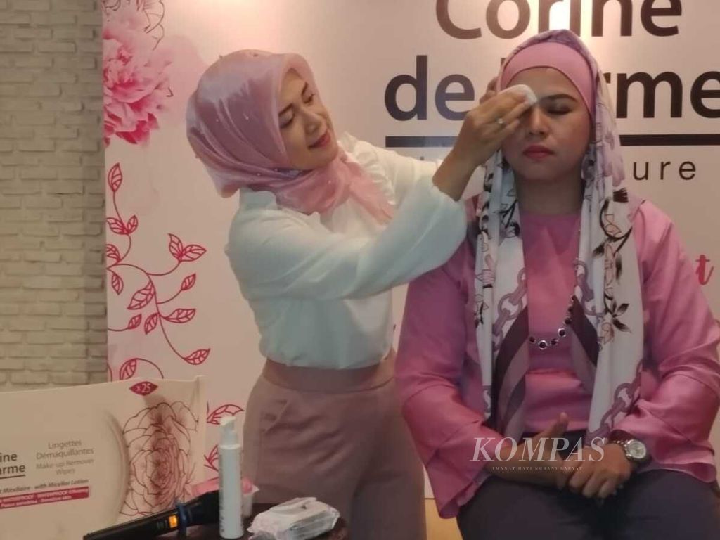 Nurhayatini, Product Manager PT Natural Nutrindo, menjelaskan cara membersihkan kulit wajah menggunakan tisu pembersih yang mengandung <i>micellar water</i>, Selasa (14/8/2018), di Jakarta, saat peluncuran sejumlah produk pembersih kulit wajah.