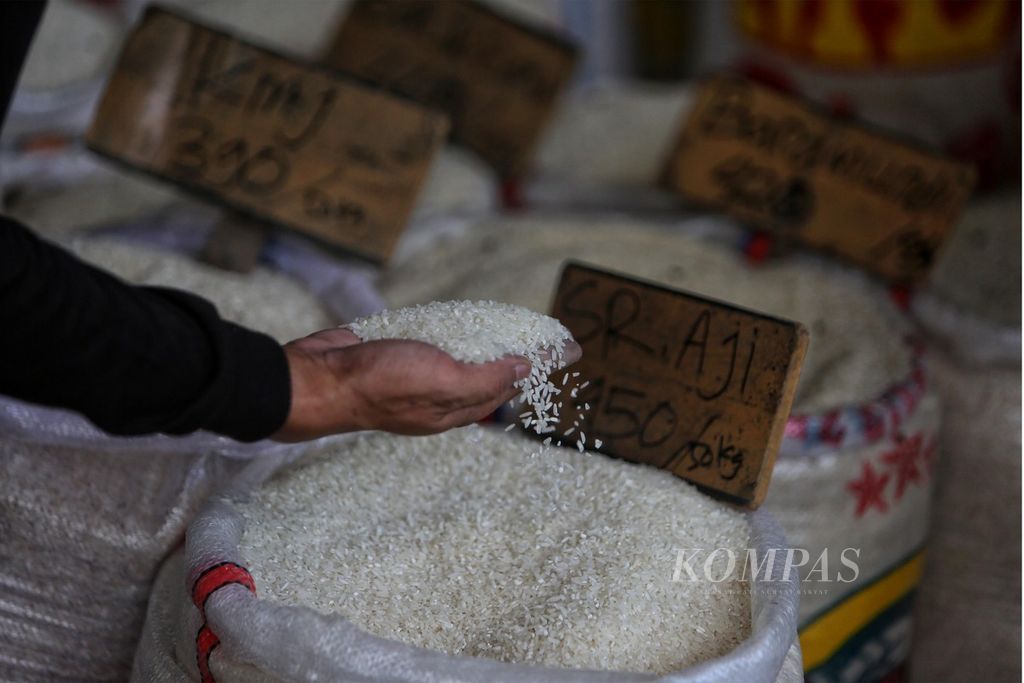 Pelanggan memilih beras yang dijual di Pasar Induk Beras Cipinang, Jakarta Timur, Minggu (23/8/2020). 