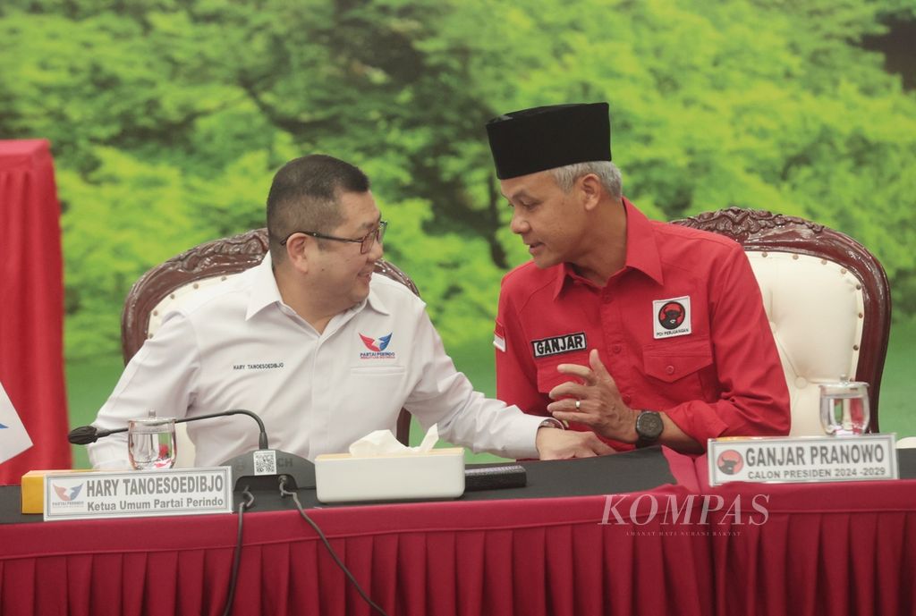 Bakal calon presiden Ganjar Pranowo (kanan) berbincang dengan Ketua Umum Partai Persatuan Indonesia (Perindo) Hary Tanoesoedibjo seusai pertemuan di kantor DPP PDI-P, Menteng, Jakarta, Jumat (9/6/2023). PDI-P dan Perindo menyepakati kerja sama terkait pemilihan presiden. 