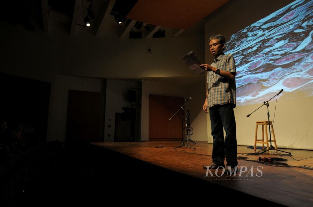 Penyair Joko Pinurbo saat membacakan sajak-sajaknya dalam acara Poetry for Mother Earth, di Jakarta, Kamis (27/4/2017).