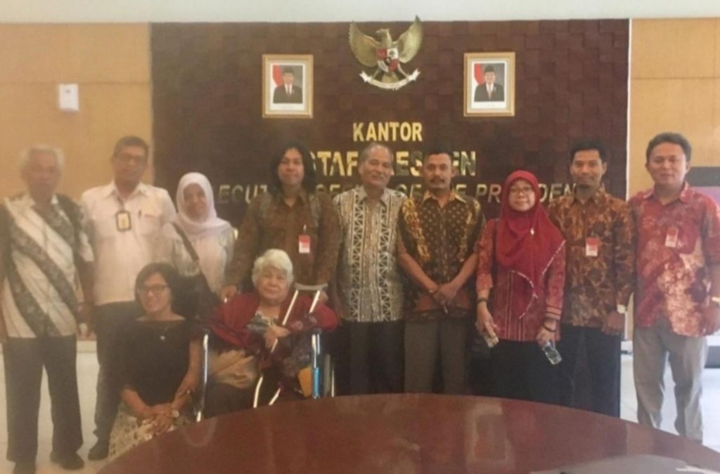 Sebanyak 13 keluarga korban kasus pelanggaran HAM berat tragedi 1998 mendatangi Kantor Staf Presiden, di Jakarta, Senin (15/10/2018).