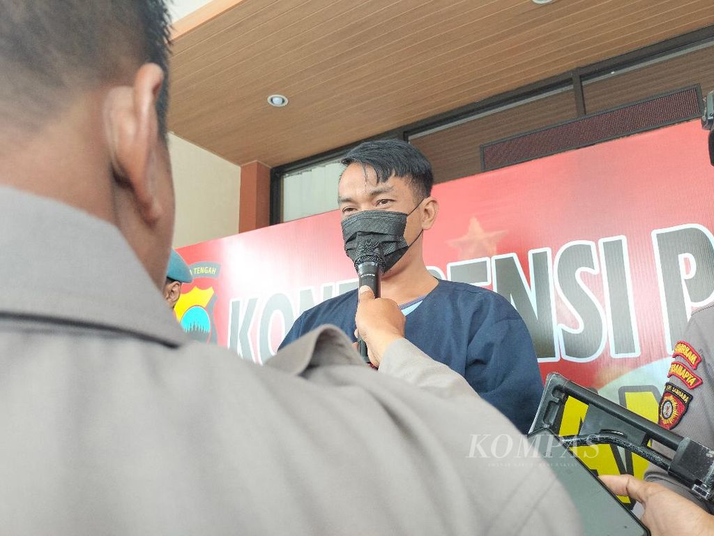 DY (43), terduga pelaku pencabulan di Kabupaten Temanggung, Jawa Tengah, saat dimintai keterangan di Kepolisian Resor Temanggung, Kamis (22/9/2022).