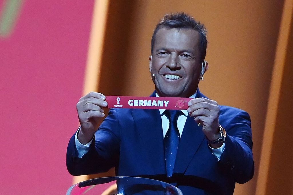 Mantan pemain tim nasional Jerman, Lothar Matthaus, memperlihatkan nama negaranya pada undian pembagian grup Piala Dunia Qatar 2022 di Doha Exhibition and Convention Center, Doha, Qatar, Jumat (1/4/2022) malam. Jerman akan bertemu Spanyol di penyisihan grup.