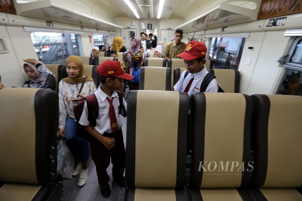 Passengers who are school students look for seats in the passenger cabin before the trial trip for the Maros - Garongkong route which is the initial phase of the Makassar - Parepare railway project, Tuesday (10/1/2023).