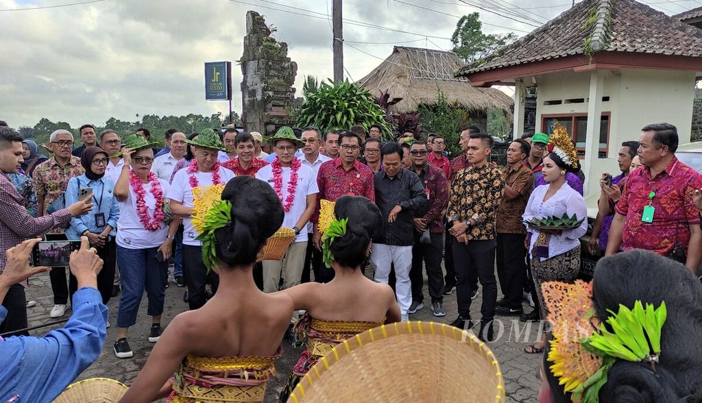 Minister of Tourism and Creative Economy Sandiaga Salahuddin Uno (center) along with the Director of the Regional Department for Asia and the Pacific of the United Nations Tourism Harry Hwang (left) and a delegation from the Ministry of Tourism and Creative Economy, visited Jatiluwih, Tabanan, Bali on Friday (3/5/2024) to ensure its readiness as a destination for the World Water Forum 2024 delegation's visit.