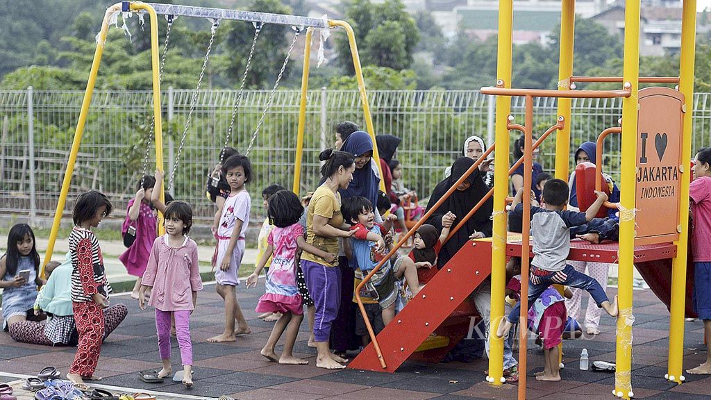  Orangtua  mendampingi anak-anak saat bermain di RPTRA Abdipraja, Tanah Kusir, Jakarta Selatan, 30 Oktober 2017. Pendampingan terhadap anak dibutuhkan untuk mencegah terjadinya kemungkinan kekerasan terhadap  anak