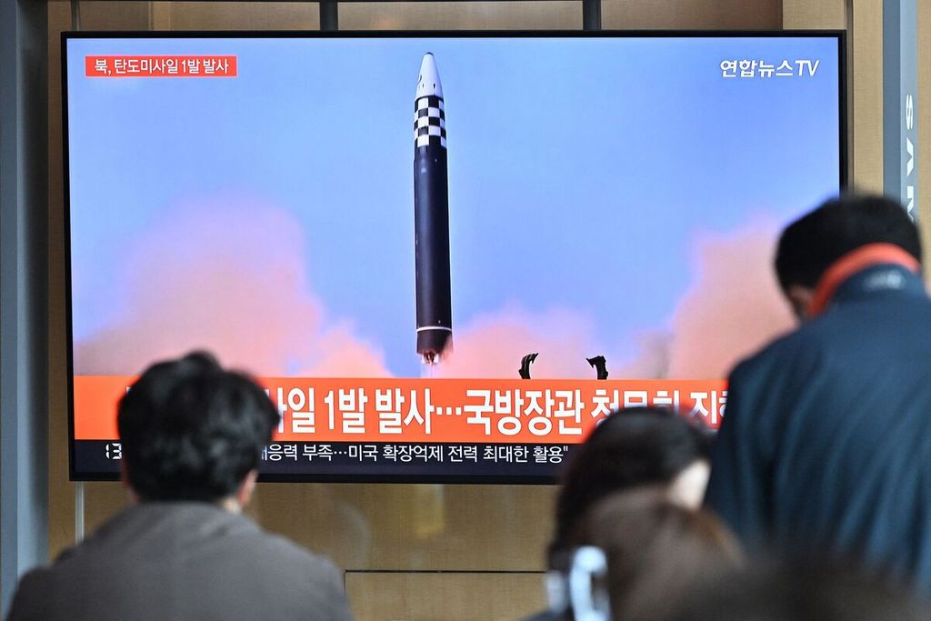 Warga Korea Selatan menyaksikan tayangan televisi di sebuah stasiun di Seoul pada Rabu (4/5/2022), yang memperlihatkan uji coba rudal Korea Utara.