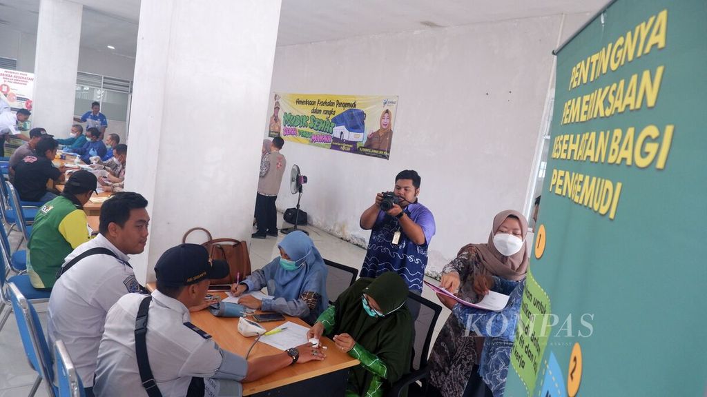 Para pengemudi bus menjalani pemeriksaan kesehatan di Terminal Tipe A Gambut Barakat, Kecamatan Gambut, Kabupaten Banjar, Kalimantan Selatan, Kamis (4/4/2024).