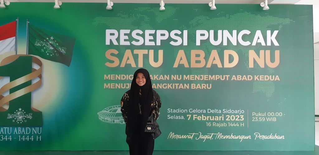Pengunjung dari Sulawesi berswafoto di spot foto acara Resepsi Puncak Satu Abad NU di Gelora Delta Sidoarjo, Minggu (5/2/2023). Acara puncak digelar Selasa (7/2/2023).