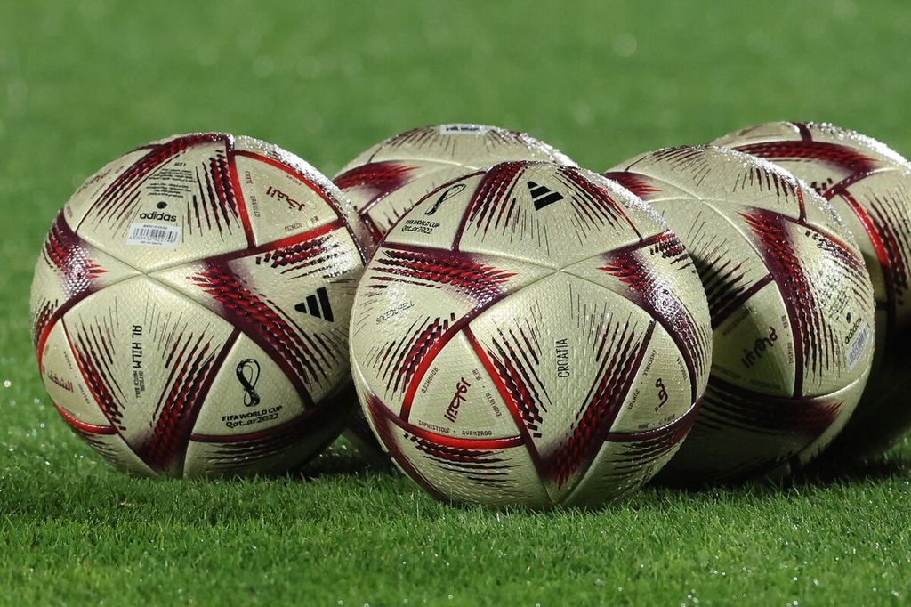 Bola "Al Hilm", bola resmi Piala Dunia Qatar 2022 yang akan digunakan untuk laga semifinal dan final, dibadaikan pada sesi latihan tim nasional Qatar di Doha, Qatar, 11 Desember 2022. 