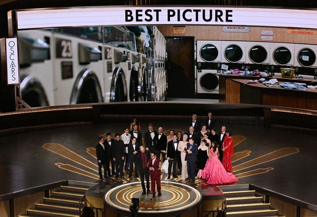 Duo sutradara Daniel Scheinert (depan kiri) dan Daniel Kwan (depan kanan) berpidato setelah memenangi Oscar kategori Film Terbaik untuk film <i>Everything Everywhere All at Once</i> dalam acara 95th Annual Academy Awards di Dolby Theatre, Hollywood, California, Minggu (12/03/2023).
