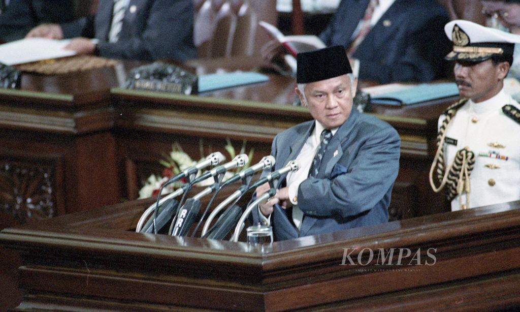 Presiden BJ Habibie, Sabtu (15/8/1998) menyampaikan Pidato Kenegaraan di depan sidang DPR. Pidato yang disampaikan bertepatan hari ke-87 menjadi presiden, Kepala Negara membacakan pidato sepanjang 44 halaman.