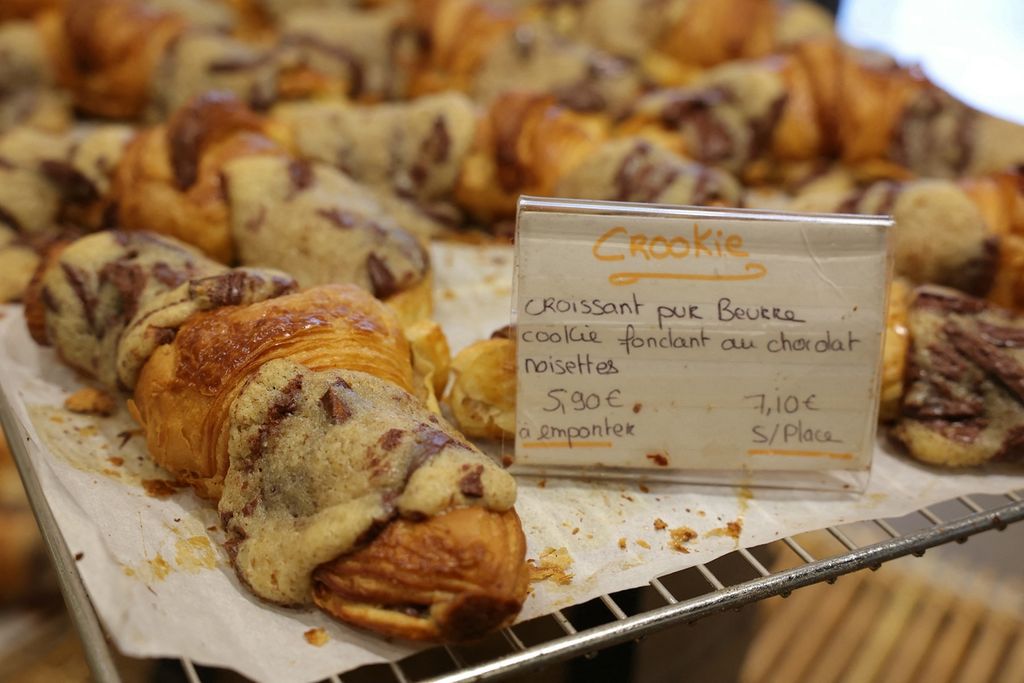 Foto yang diambil pada 2 April 2024 menunjukkan <i>crookie</i>, gabungan <i>croissant </i>dan adonan kue kering ciptaan <i>chef </i>Perancis, Stephane Louvard, di Paris.
