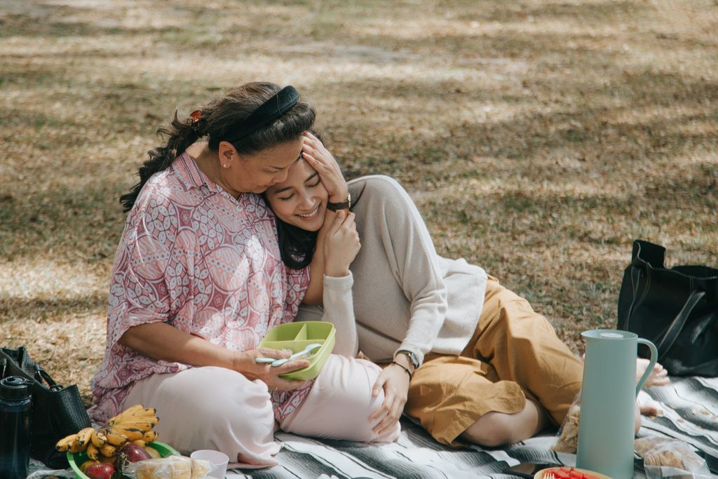 Ibu Siti (Christine Hakim) memeluk putri tertuanya, Pratiwi (Niken Anjani), dalam salah satu adegan film <i>Just Mom</i> garapan sutradara Jeihan Angga.