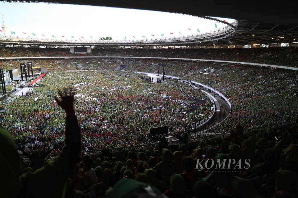 Ratusan ribu anggota Muslimat Nahdlatul Ulama mengikuti kegiatan harlah ke-78 organisasi itu di Stadion Gelora Bung Karno, Jakarta, 20 Januari 2024. Harlah dihadiri Presiden Joko Widodo dan Ketua Umum Muslimat Nahdlatul Ulama  Khofifah Indar Parawansa. 