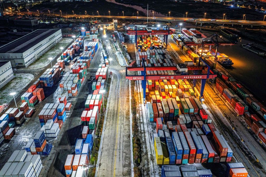 Tumpukan kontainer terlihat di sebuah pelabuhan di Huai'an, Provinsi Jiangsu, China timur, 22 Februari 2024. 