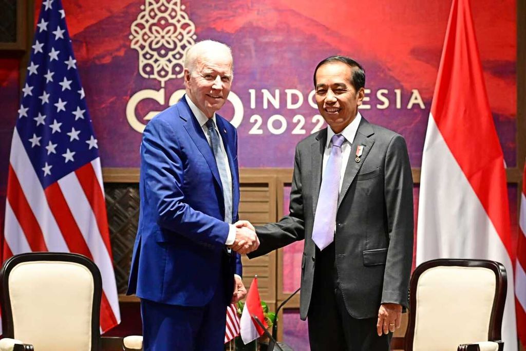 Presiden Joko Widodo bersalaman dengan Presiden AS Joe Biden dalam pertemuan bilateral di sela KTT G20 di Nusa Dua, Bali, Senin (14/11/2022).