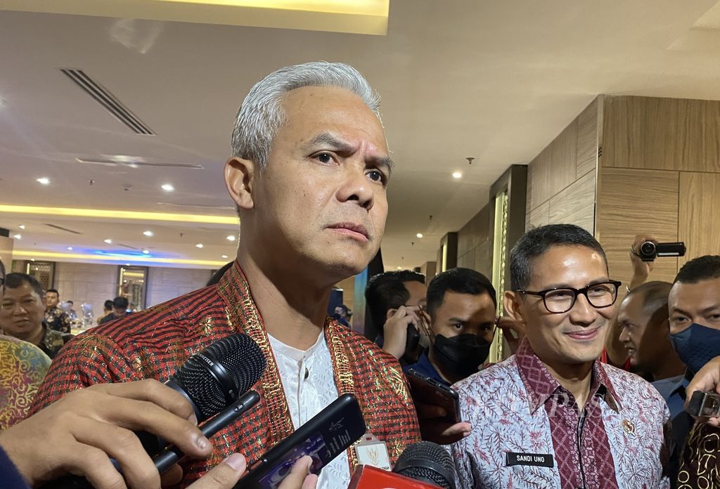 Gubernur Jawa Tengah Ganjar Pranowo memberikan keterangan bersama Menteri Pariwisata dan Ekonomi Kreatif Sandiaga Uno seusai mengikuti rapat Tim Percepatan Akses Keuangan Daerah Se-Jateng di Kota Semarang, Kamis (27/4/2023).