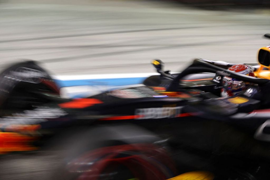 Pebalap Red Bull, Max Verstappen, memacu mobilnya dalam kualifikasi Formula 1 seri Bahrain, Sabtu (2/3/2024) dini hari WIB. 